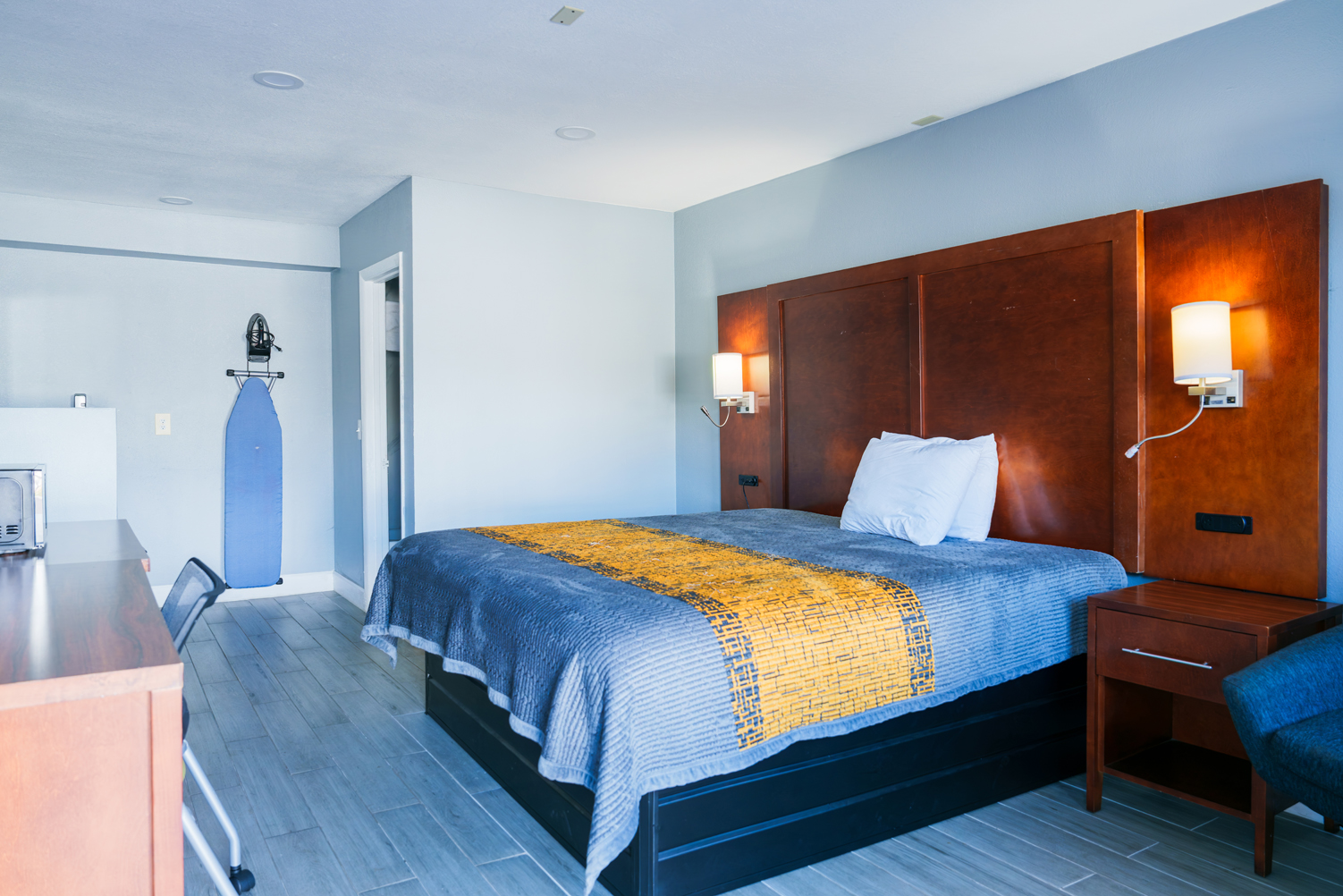 1 King Bed Room