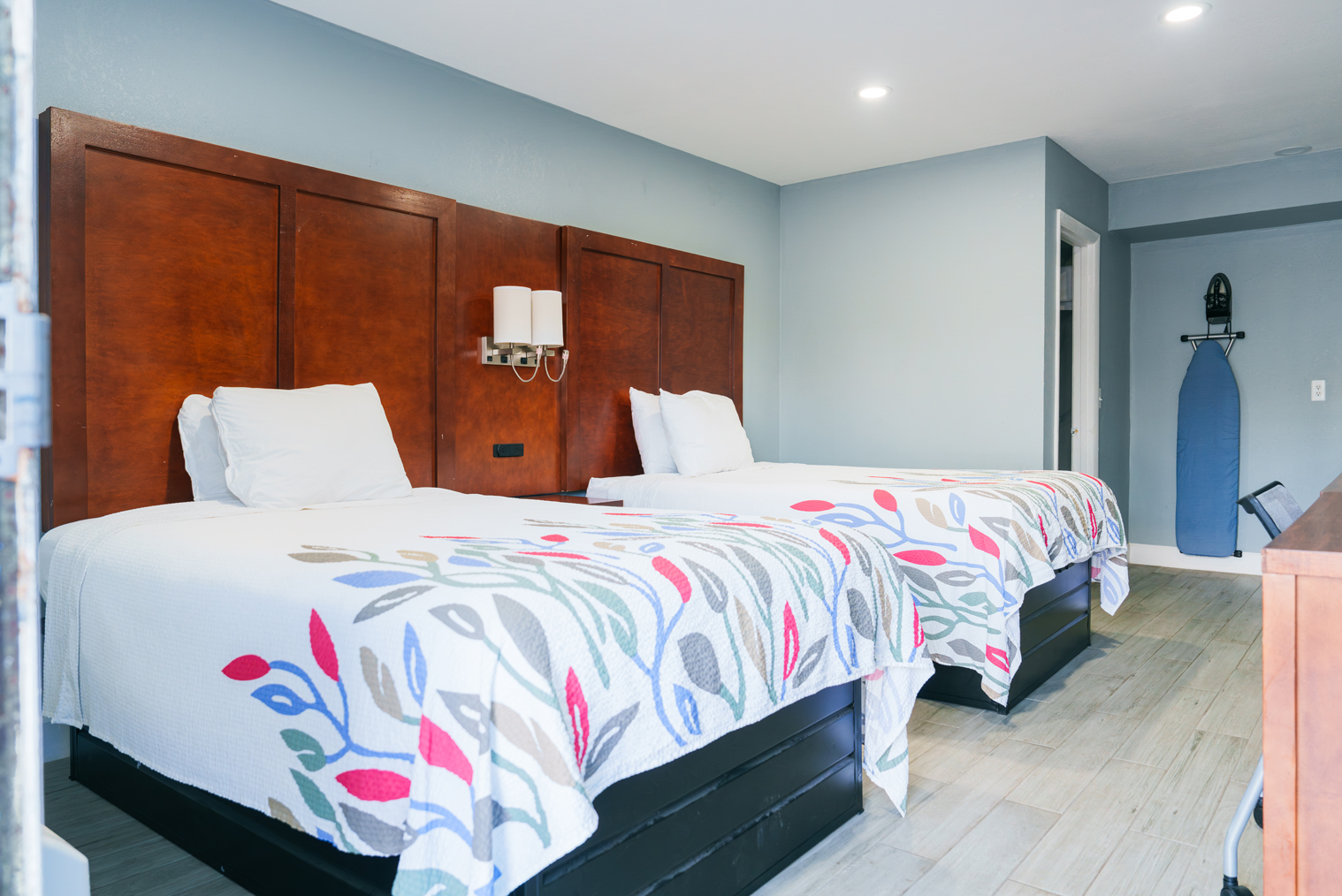 2 Queen Beds Room